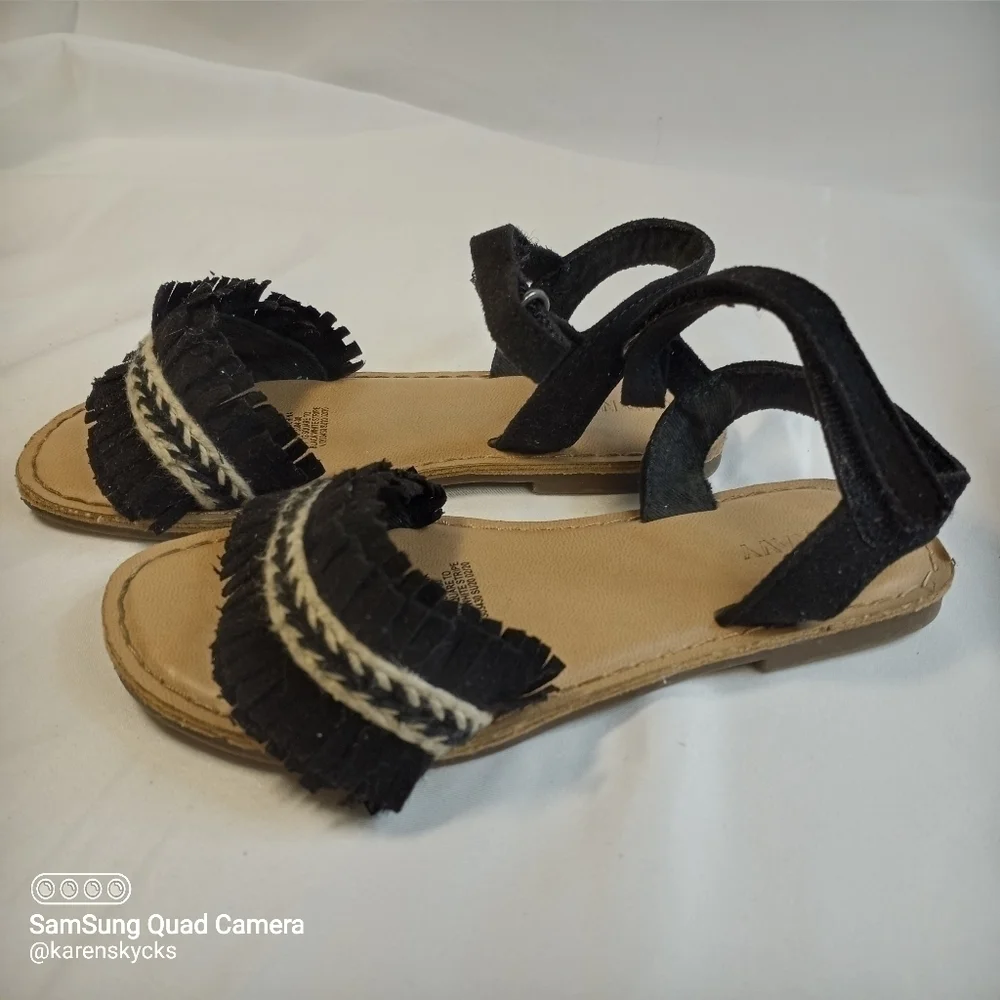 𝅺old Navy Black & White Sandals Kids Size 9